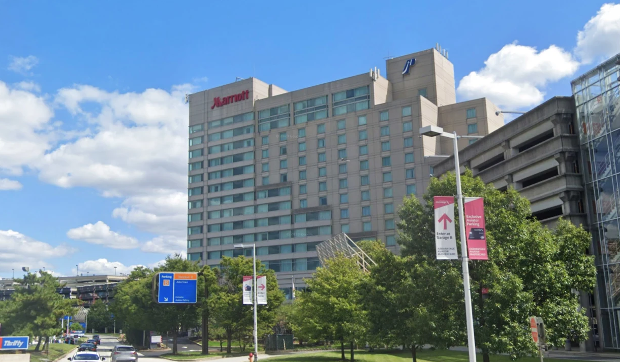 En un hotel de lujo hallaron el cadáver de una azafata de American Airlines con un calcetín en la boca