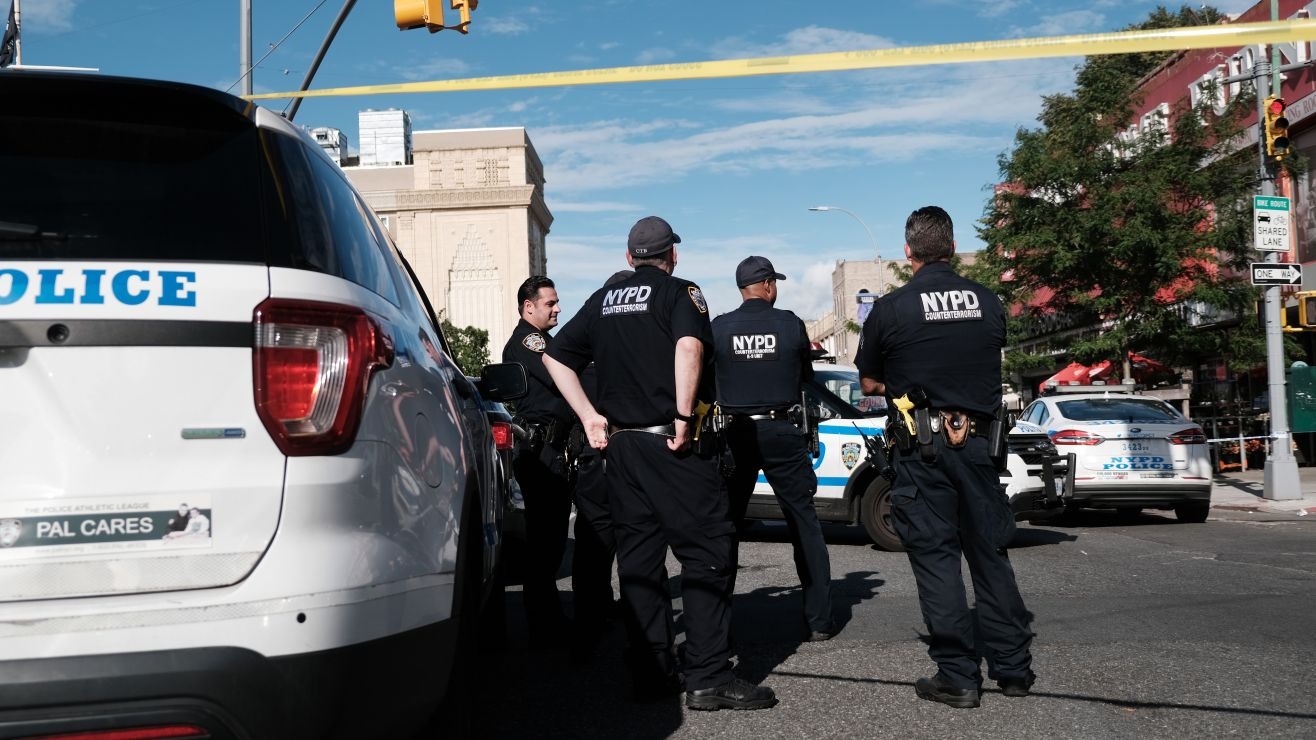 Imágenes sensibles: Anciana es empujada por la ventana después de que su nieto acuchillara a su madre en El Bronx