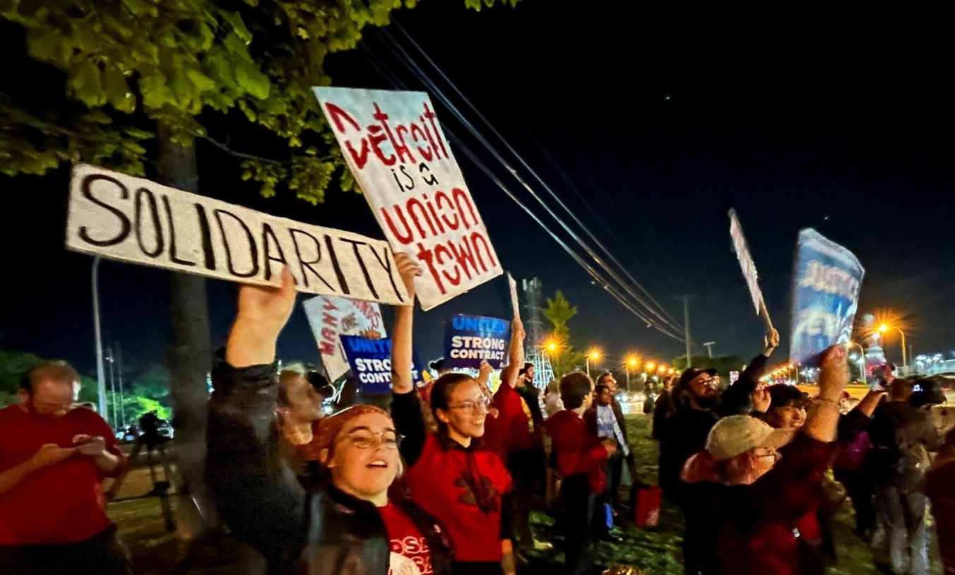 Miles de trabajadores de GM, Ford y Stellantis se declaran en huelga en Estados Unidos