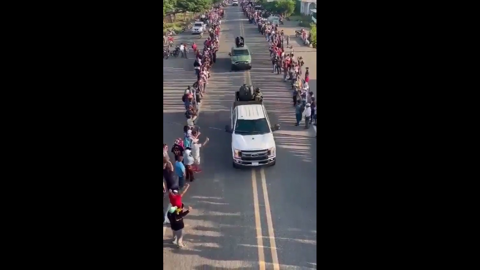 Polémica por videos de narcos del cartel de Sinaloa siendo aplaudidos por ciudadanos en México