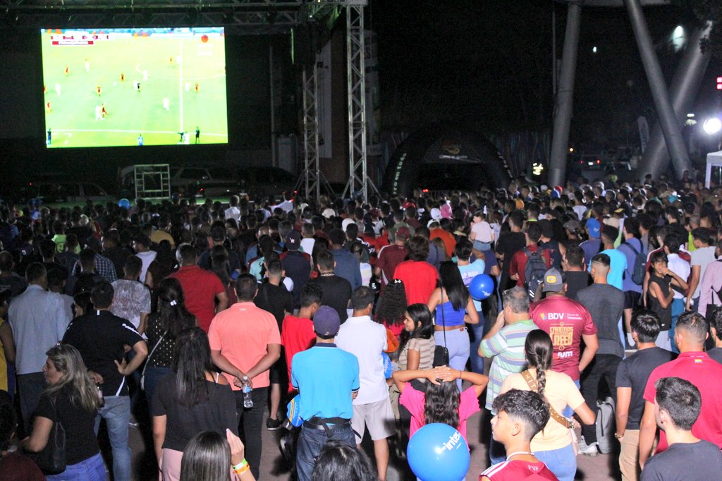 Así se vivió en la Plaza Alfredo Sadel el GOL de Salomón Rondón contra Paraguay (VIDEO)