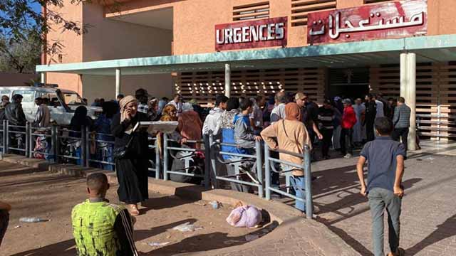 El rey Mohamed VI visita a los heridos por el terremoto en el hospital de Marrakech