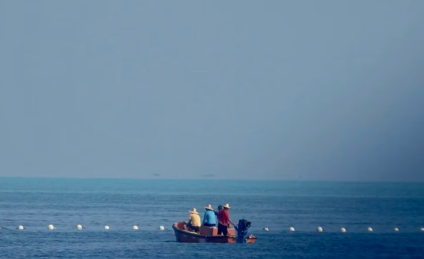 China admitió que la barrera que instaló en el mar Meridional ya no está, pero se niega a reconocer que Filipinas la cortó