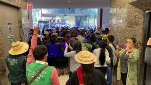 Indígenas toman a la fuerza el edificio de la revista Semana en Colombia y rompen vidrios de las instalaciones (VIDEOS)