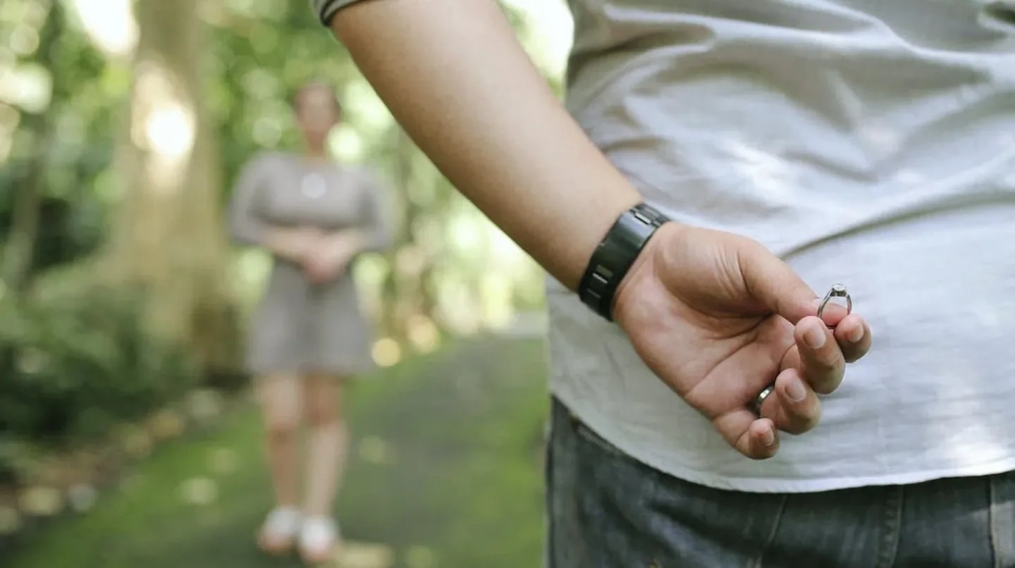 Le pidió matrimonio con una romántica propuesta, pero lo rechazó al enterarse de la peor infidelidad