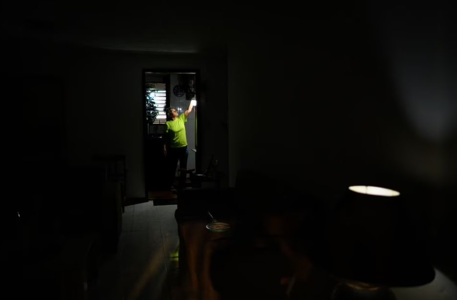 ¿No tienes luz? No te preocupes, el Ministerio de Energía Eléctrica te atenderá… pero después de felicitar a Maduro (FOTO)