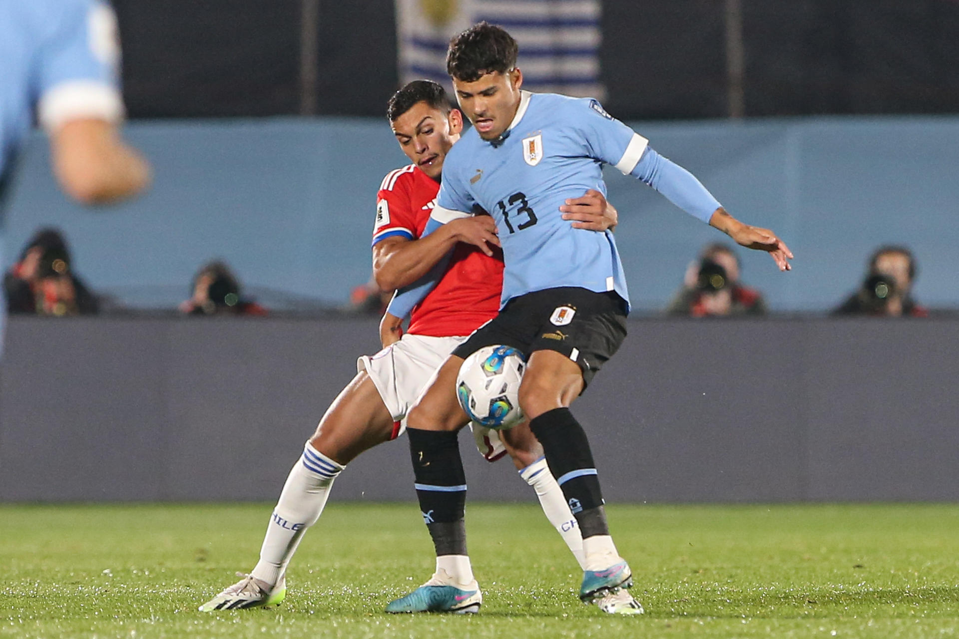 Con doblete de De la Cruz, el Uruguay de Bielsa se estrena con victoria ante Chile