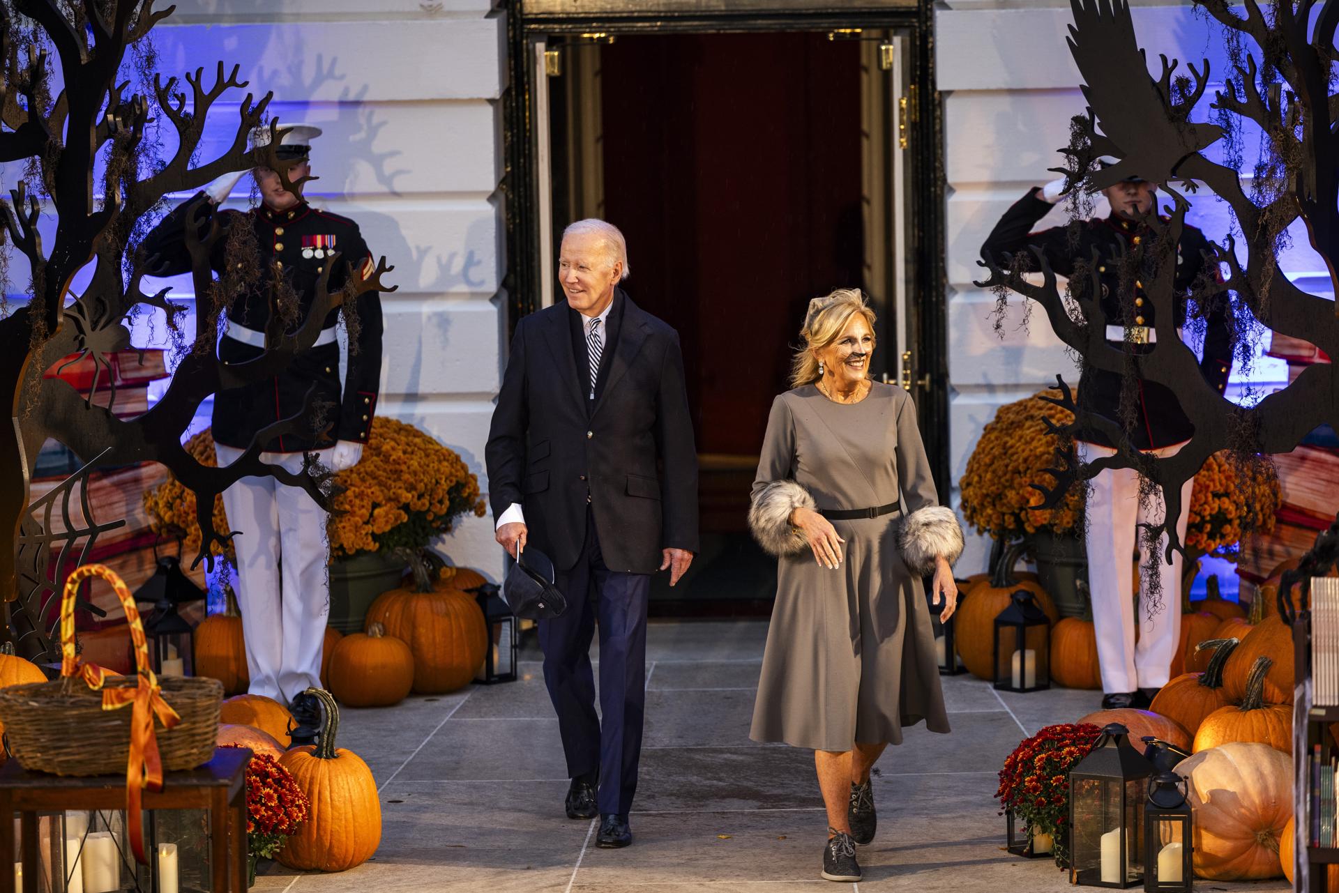 Jill Biden se disfrazó de gata para regalar libros a niños durante Halloween en la Casa Blanca