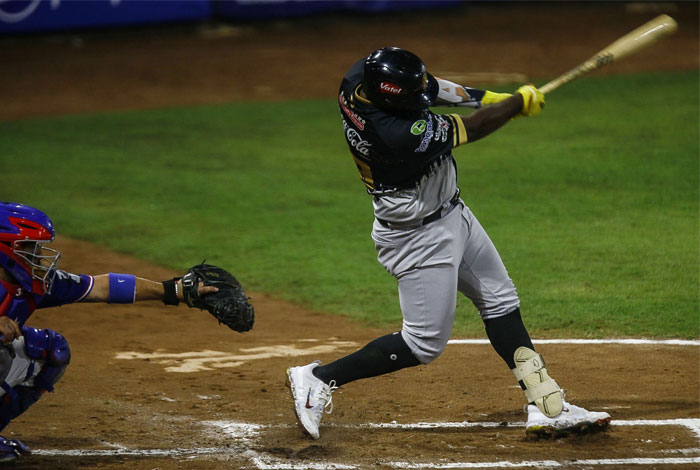 Leones ganó festival de batazos contra Tiburones