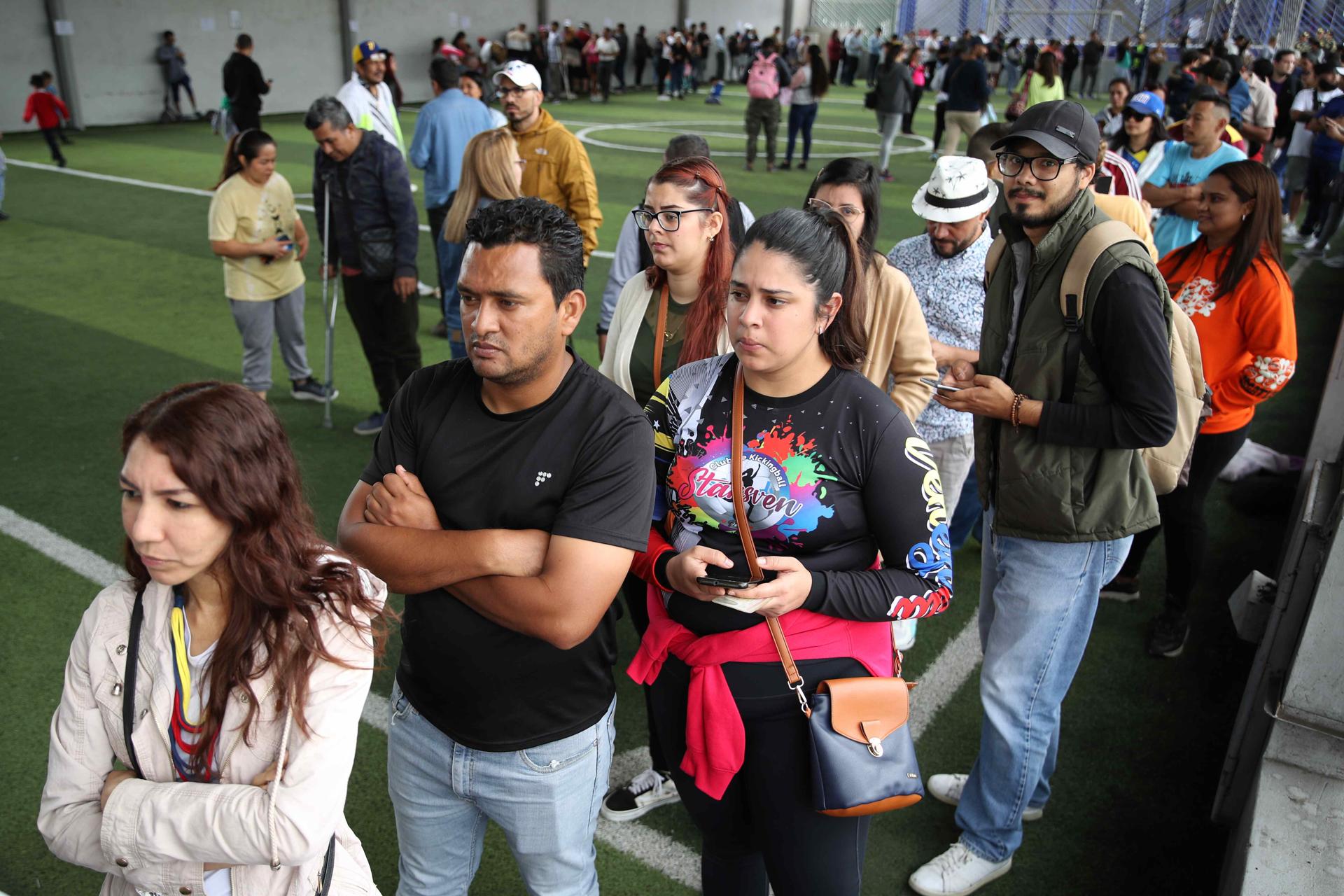 Miles de venezolanos acuden a las urnas en Perú para elegir al candidato de la oposición