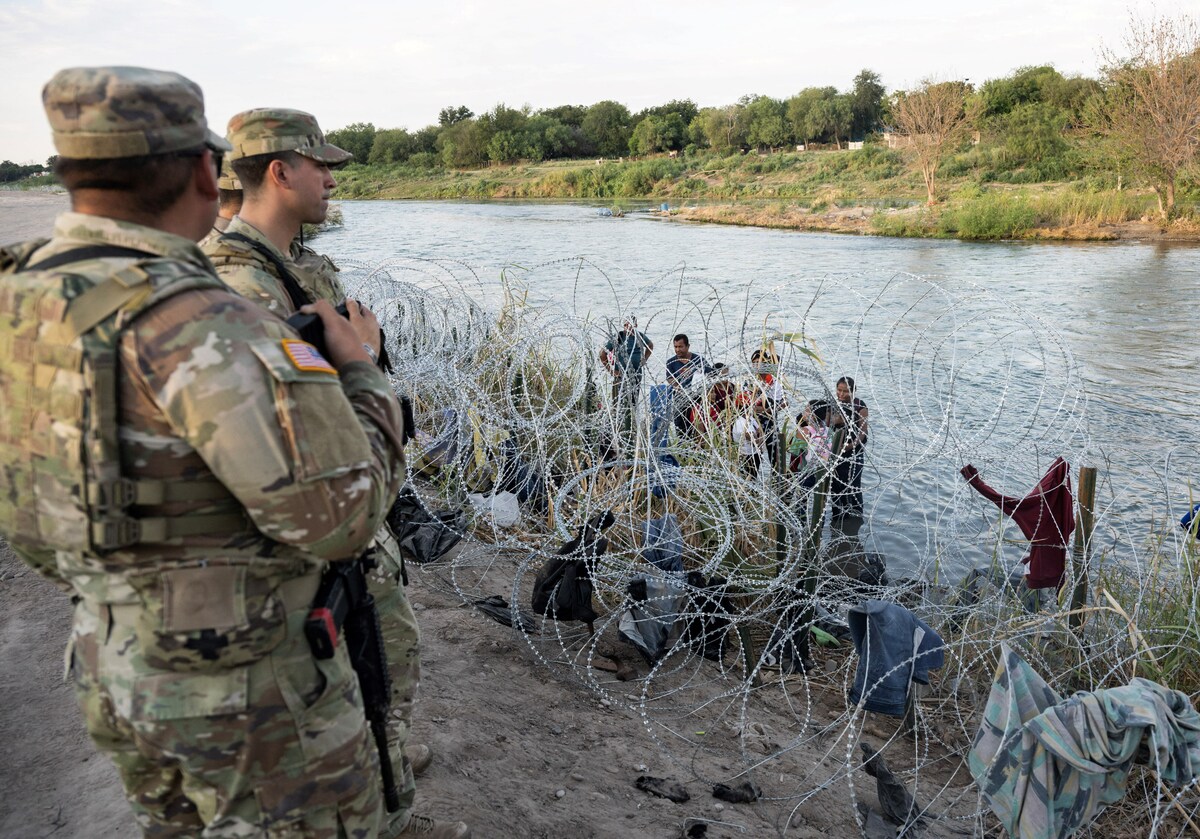 Autoridades y migrantes venezolanos “juegan al gato y al ratón” en la frontera sur de EEUU