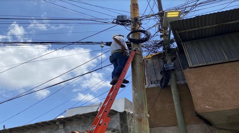 Agarraron a joyita que hurtaba cableado telefónico en El Valle para venderlo en chatarreras