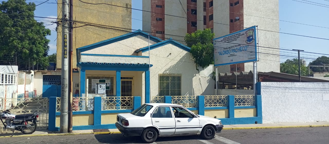 El techo de una escuela en Maracaibo “se vino abajo” y los representantes temen lo peor