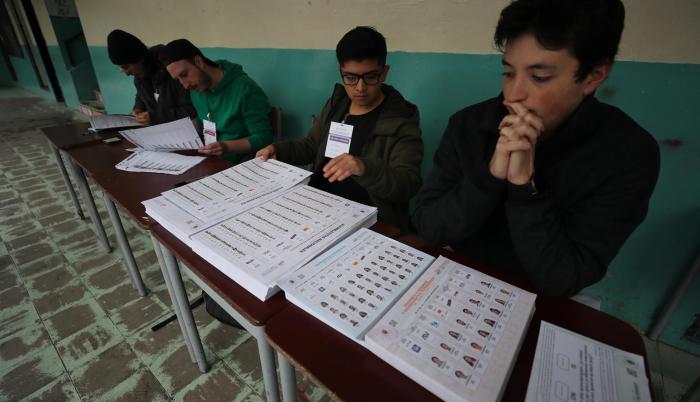 Abren los centros de votación en Ecuador para elección presidencial entre González y Noboa