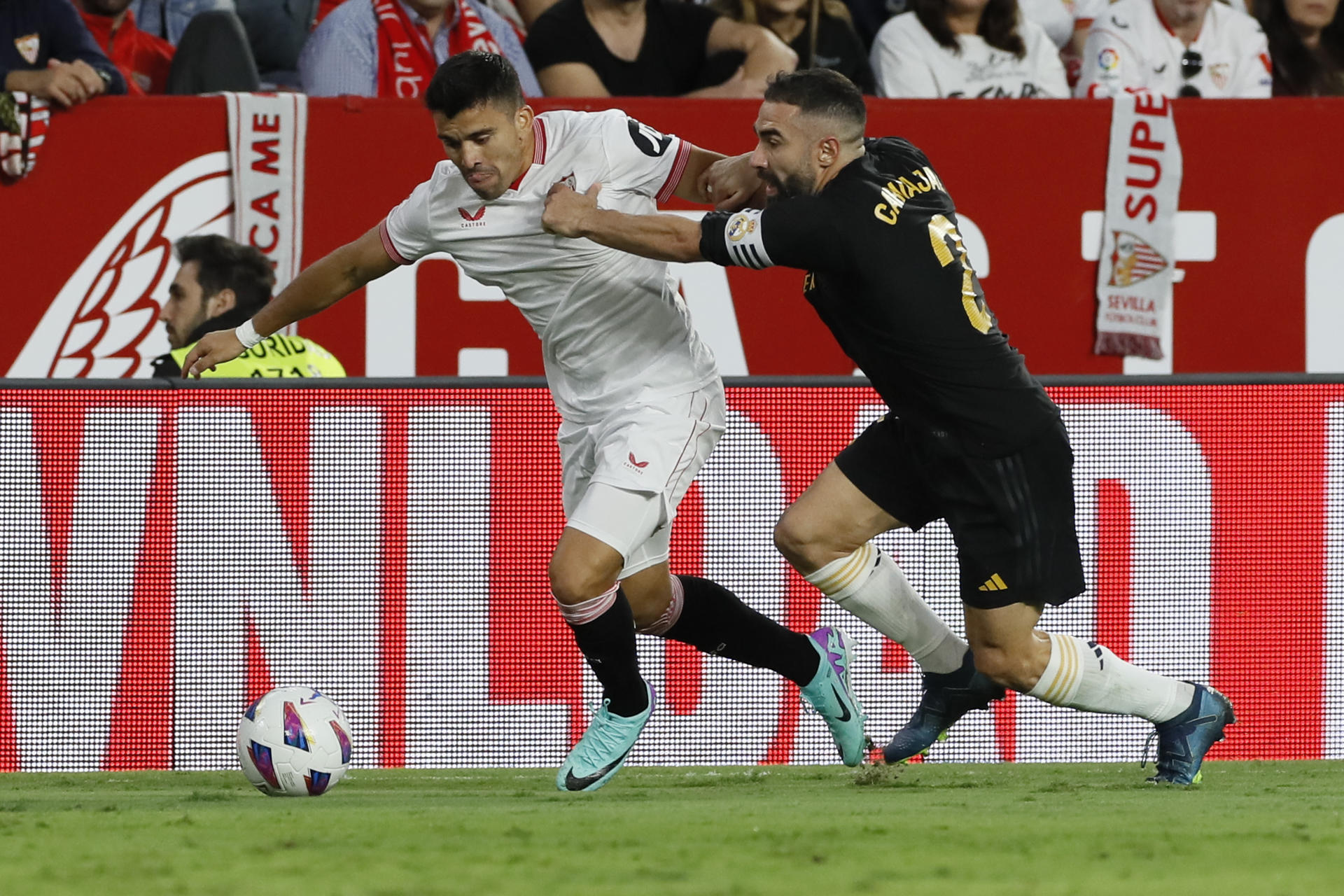 Real Madrid tropezó en su visita al Sevilla a una semana de “El Clásico”