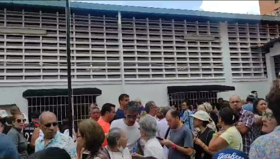 EN IMÁGENES: largas colas de electores en San Bernardino para participar en la Primaria este #22Oct