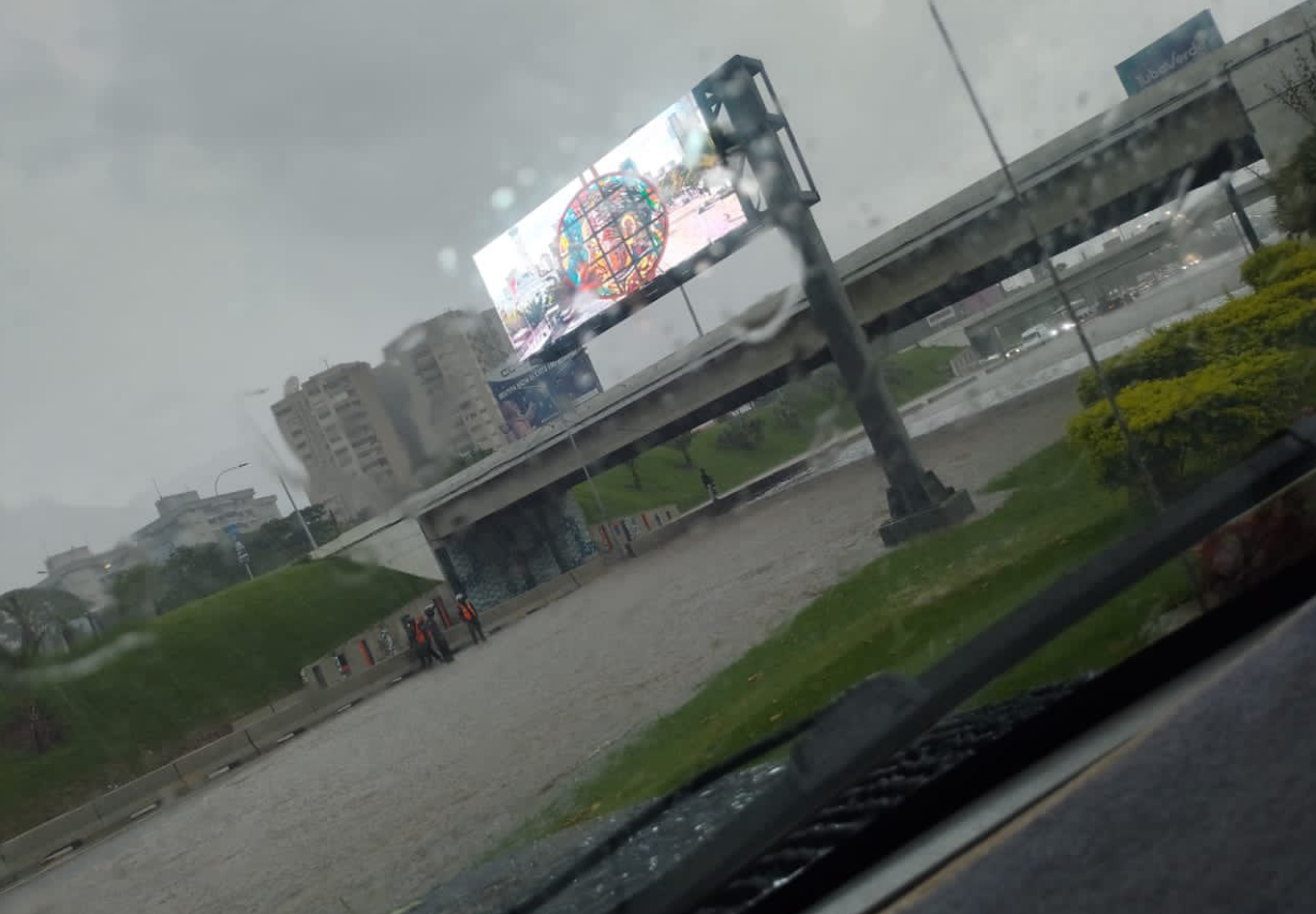 En VIDEO: cordonazo de San Francisco convirtió principales vías de Caracas en “piscinas naturales”