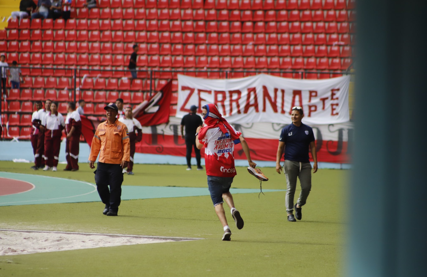 Hinchas violentos mancharon partido entre Estudiantes de Mérida y Deportivo Táchira (VIDEO)