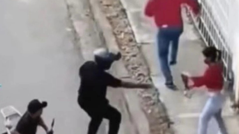 VIRAL: Novio dejó abandonada a su pareja en pleno asalto y los ladrones se compadecieron (VIDEO)