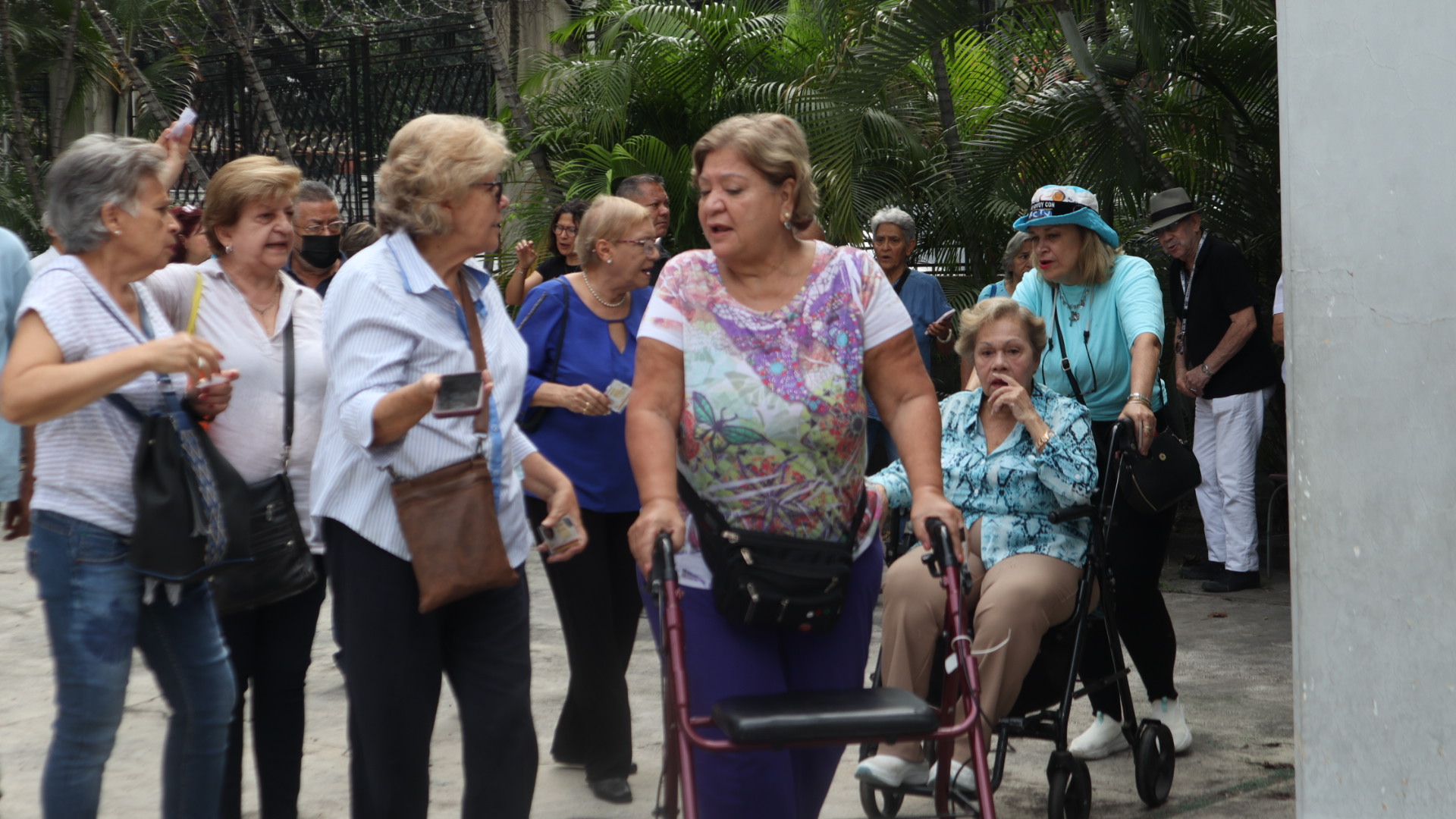 EN IMÁGENES: larga cola para votar en el Colegio San José de Tarbes de El Paraíso este #22Oct