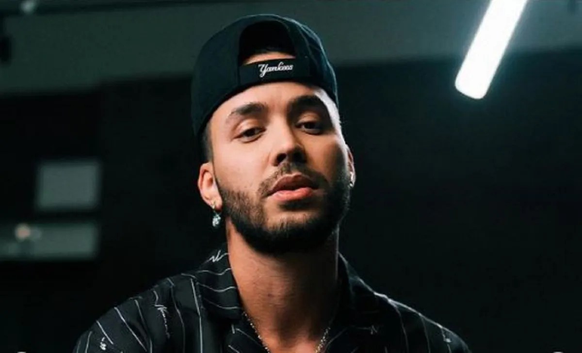 Echémosle la culpa al calor: Prince Royce cumple con las tareas del hogar en ropa interior