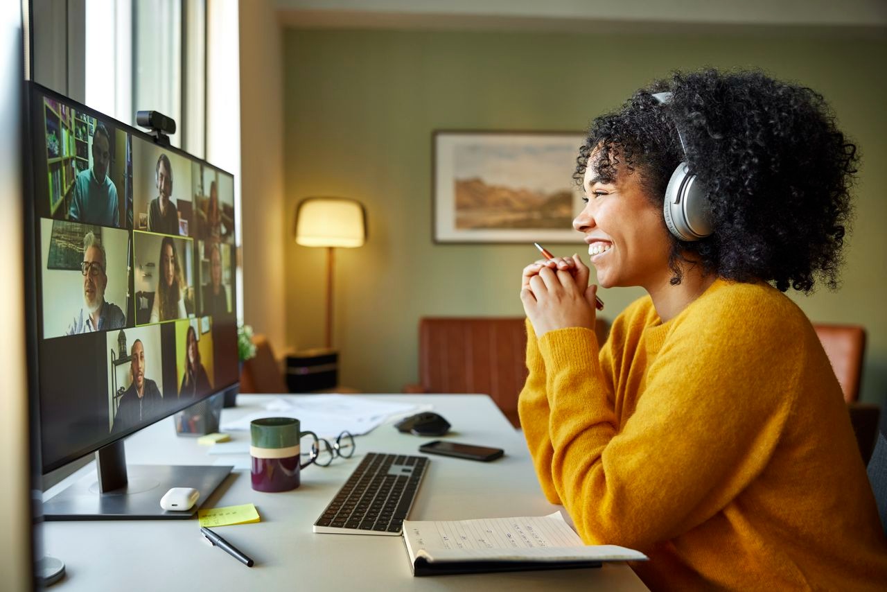 Empresas en EEUU buscan personal que hable español: ofrecen teletrabajo y dan cursos gratis