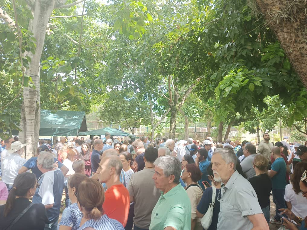 Impresionante: Vecinos de El Cafetal desbordan las calles ante la masiva participación para la Primaria (Video)