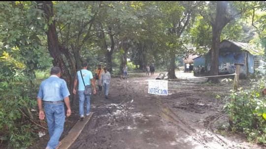 Llaneros realizan con entusiasmo largas colas y patean el barro para sufragar este #22Oct