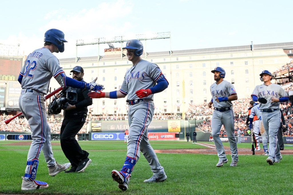 Rangers vapulearon a Orioles y se van arriba en la Serie Divisional de la Liga Americana