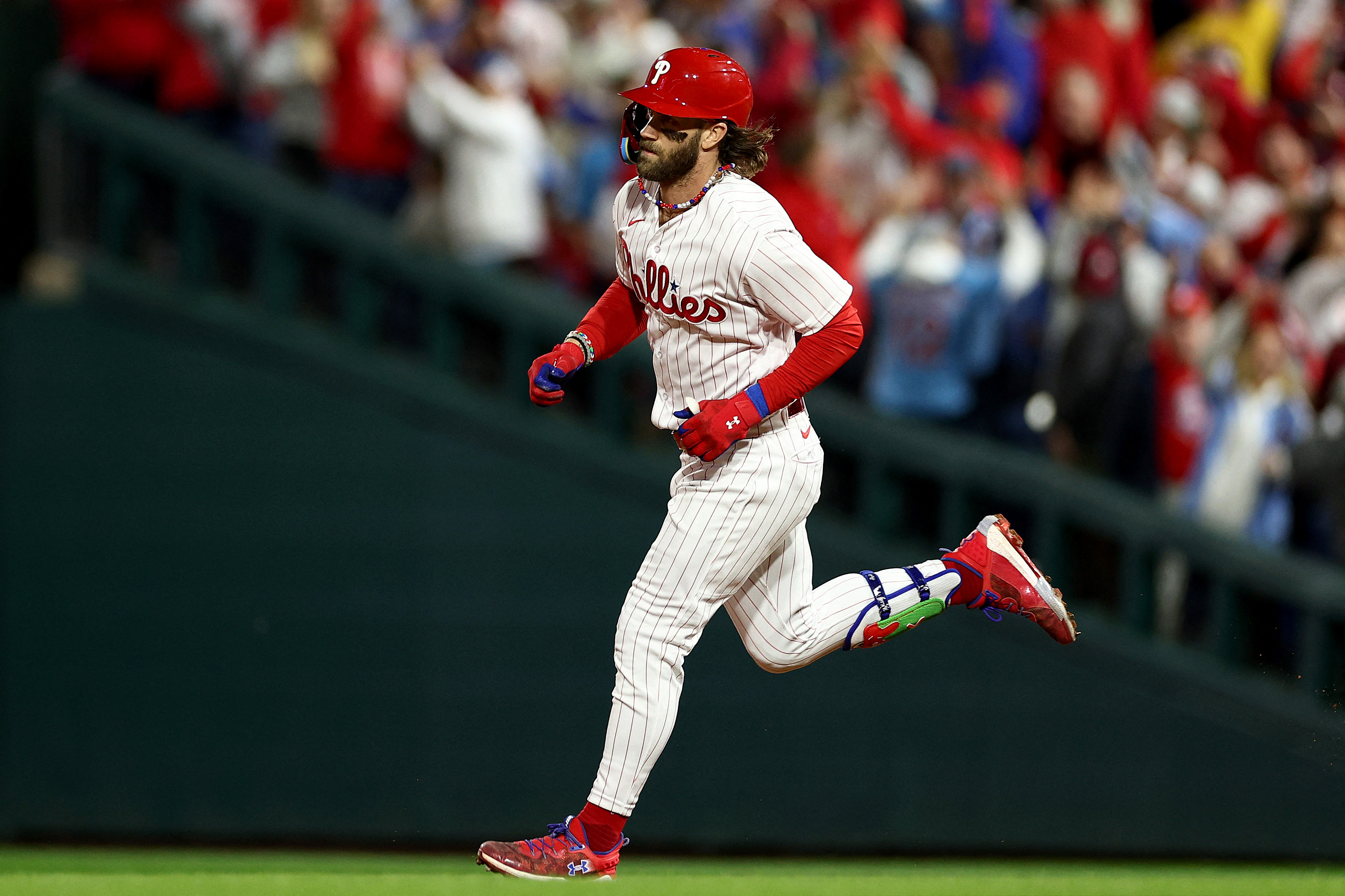 Harper encabezó la ofensiva de los Filis para pegar primero frente a los D’Backs