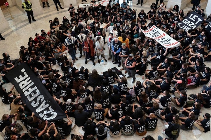 “Dejen que Gaza viva”: manifestantes protestan dentro del Capitolio de EEUU contra el gobierno de Israel