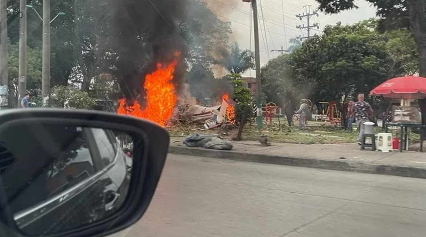 Cayó avioneta en parque de importante barrio en Cali: un muerto y un herido tras el accidente (Videos)