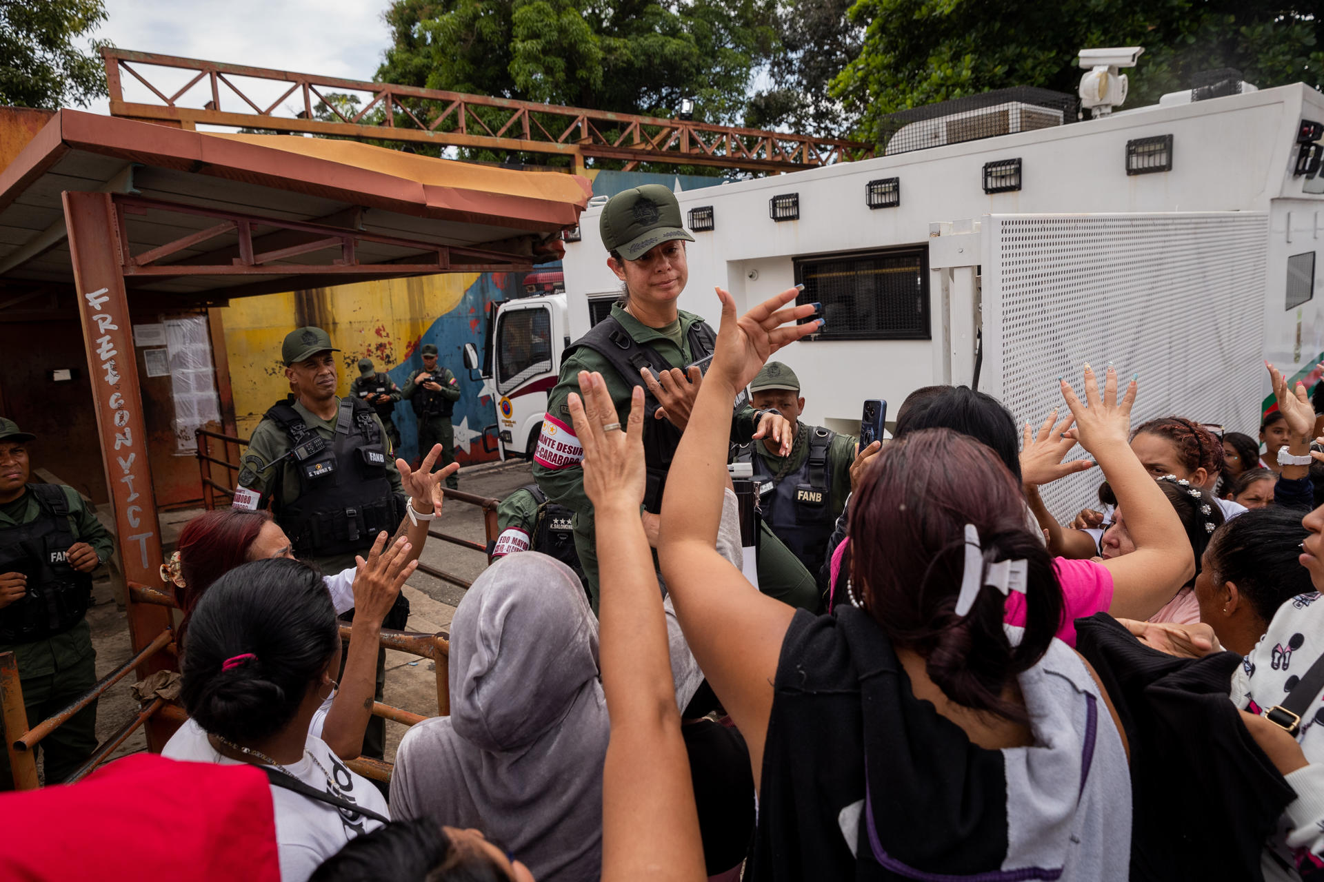 Más de 100 mujeres exigen información de reos tras intervención a la cárcel de Tocuyito