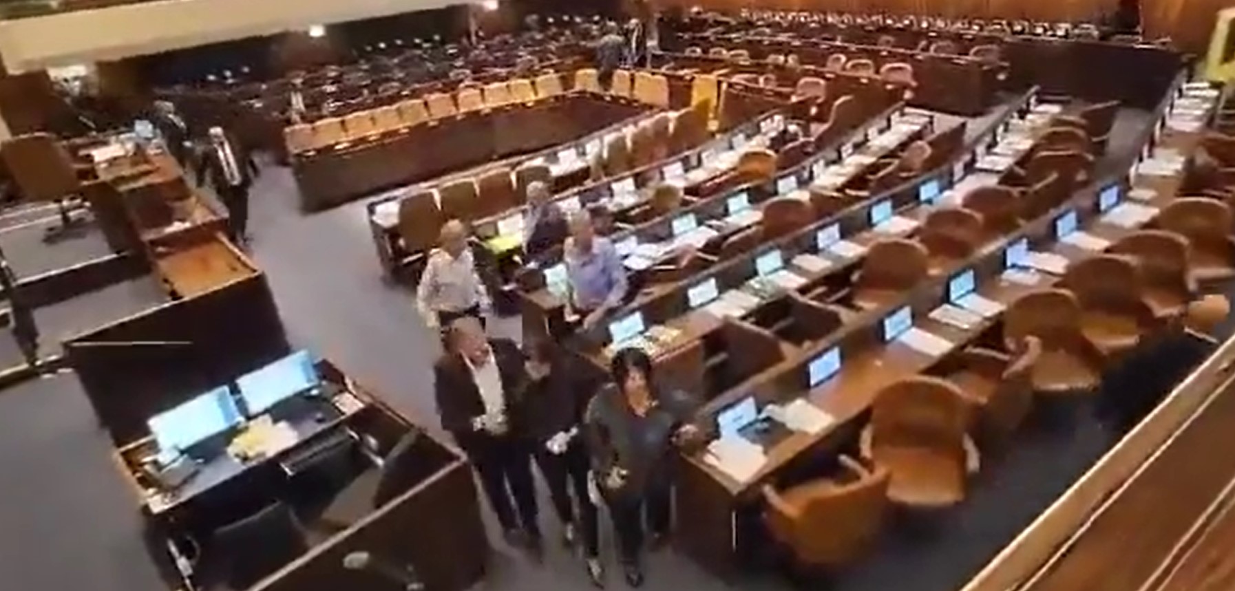 EN VIDEO: Parlamento de Israel interrumpió sesión por bombardeo terrorista que obligó a legisladores a buscar refugio