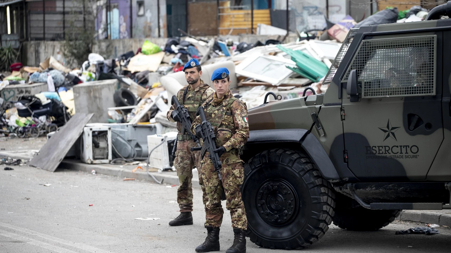 Hallado un arsenal de armas y droga de la Camorra tapiado en una vivienda cerca de Nápoles