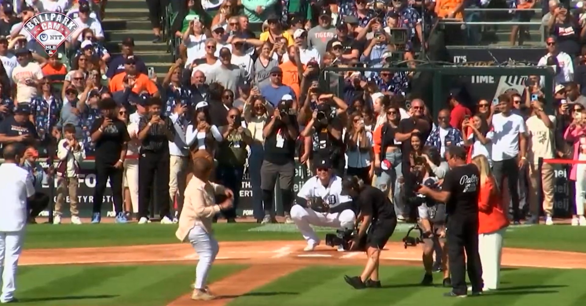 El homenaje en el penúltimo juego de Miguel Cabrera: los padres hicieron el lanzamiento inicial (Video)