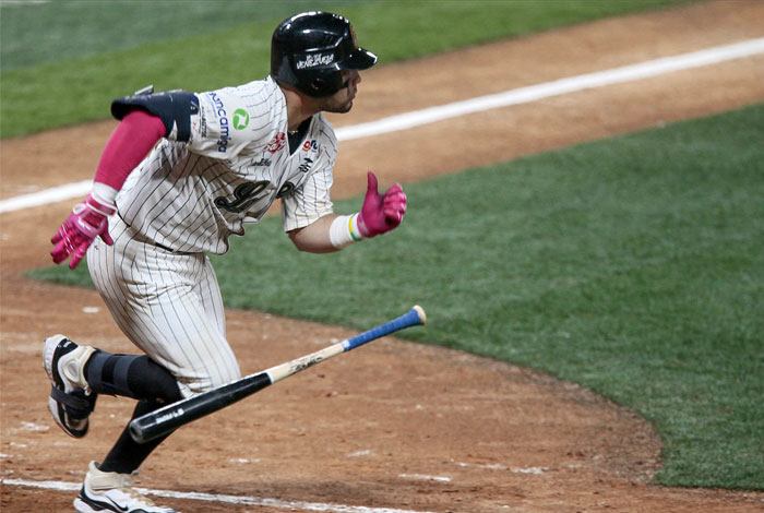 Leones toma distancia en la cima tras barrer a Cardenales