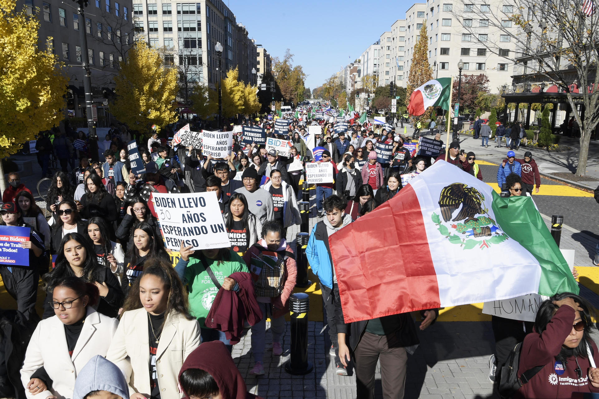 “Nos ha fallado”: Cientos de migrantes exigieron a Biden cumplir sus promesas de campaña