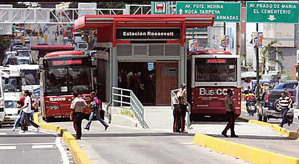 Uniformado militar conducía su camioneta 4×4 en Caracas… pero se topó con la desidia chavista (FOTOS)