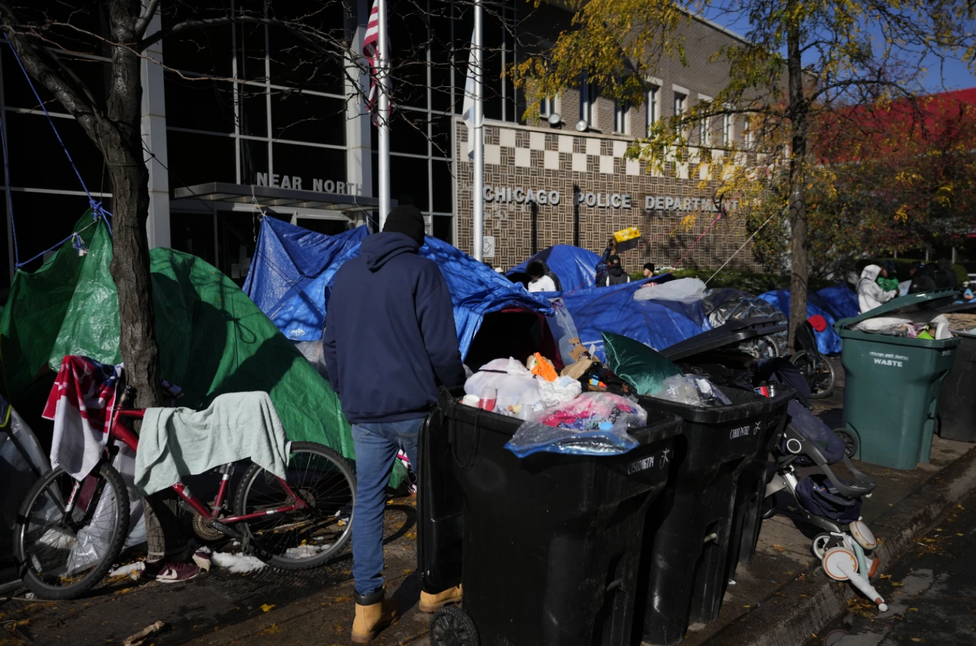 El frío y los albergues saturados empujan a los inmigrantes venezolanos a salir de Chicago