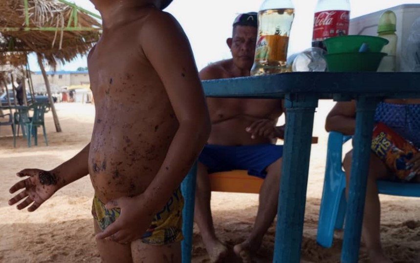 Derrame de crudo llega a playas de Falcón y turistas salen bañados en petróleo