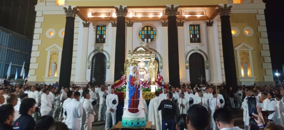 Los zulianos celebran a la Virgen de Chiquinquirá en su día con júbilo y devoción