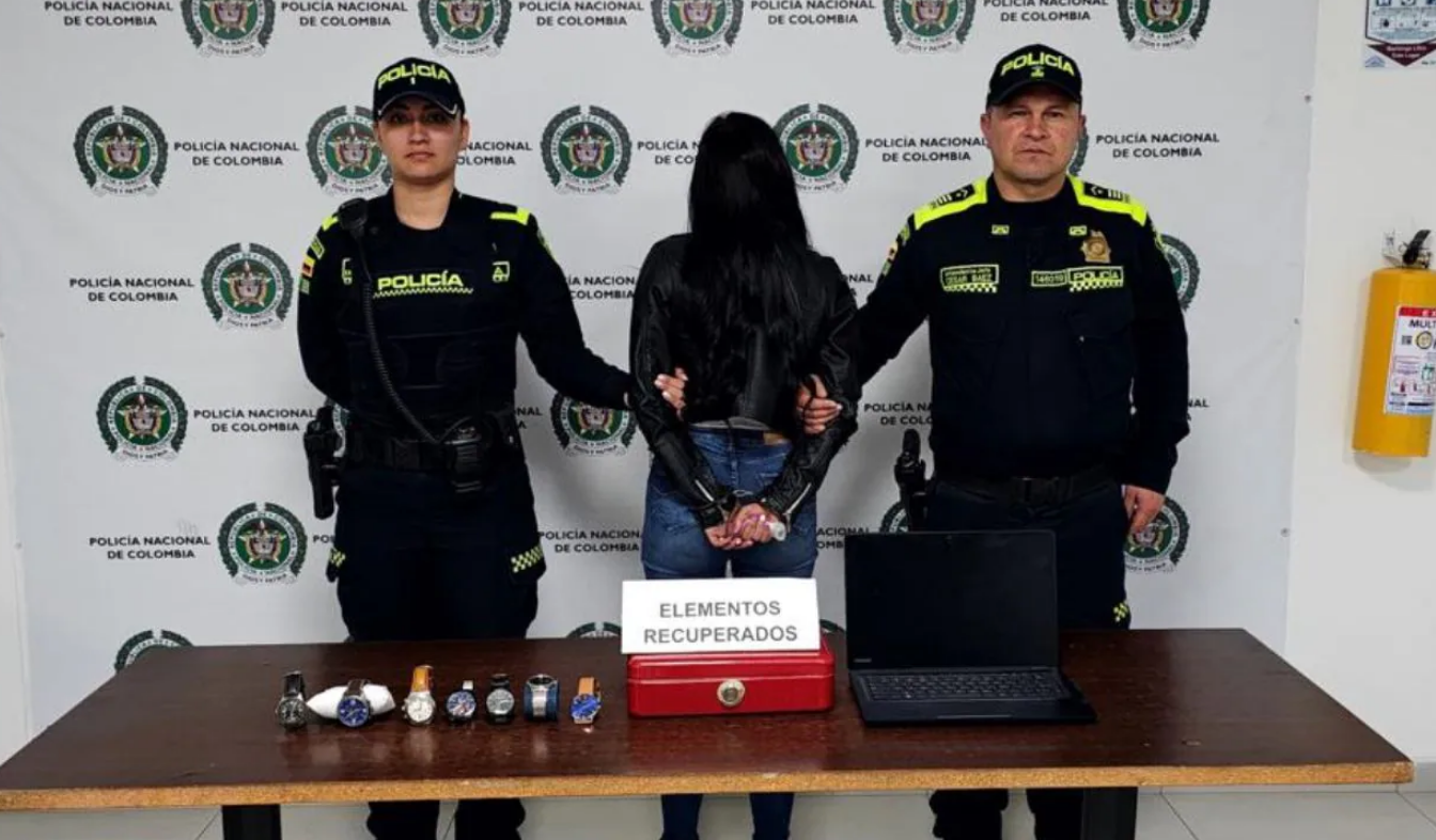 Noche de copas acabó en millonario robo: venezolana drogó a un hombre que cayó redondo bajo sus encantos