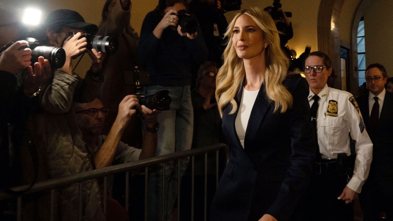 Ivanka subió al estrado como testigo en el juicio por fraude civil de su padre, Donald Trump