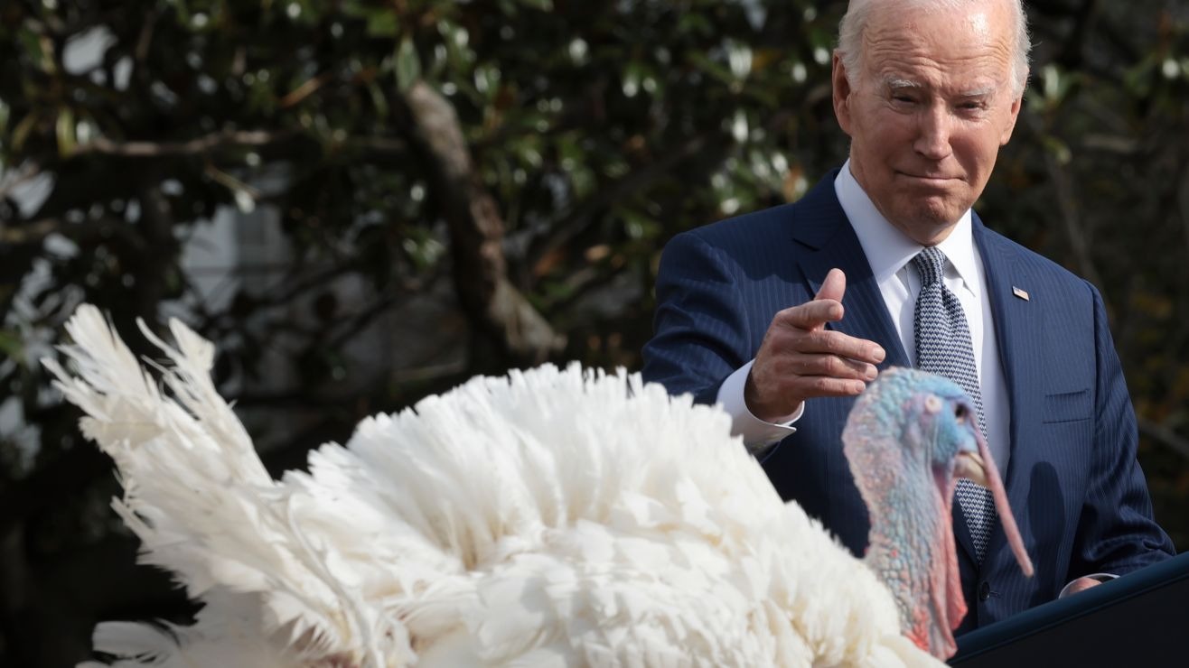 La broma salió mal otra vez: Joe Biden confundió a Britney Spears con Taylor Swift durante el indulto al pavo