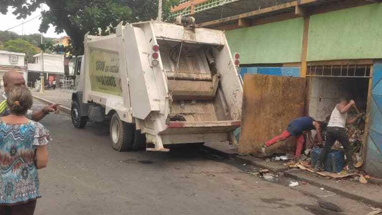 Vecinos del Mercado Comunitario de Catia la Mar, atrapados entre gusanos, moscas y hediondez