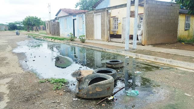 Ni por la Ven App le paran a las comunidades que flotan entre aguas piches en Barquisimeto