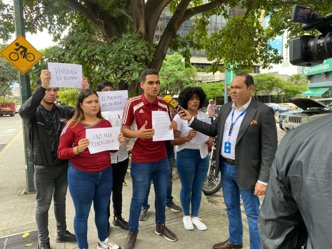 Jóvenes protestaron frente a la embajada de Perú en Caracas tras agresiones a la Vinotinto