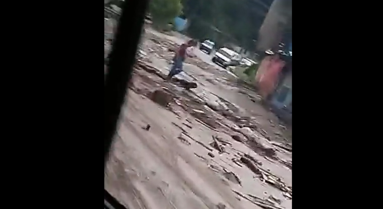 Así está la carretera nacional Petare – Guarenas a la altura de Araguaney tras las fuertes lluvias (VIDEO)