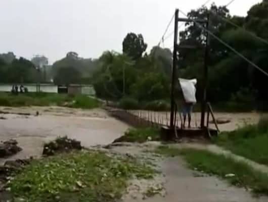 Puente colgante de Quebrada Seca en Barinas comenzó a ceder por la crecida de quebraba durante las lluvias